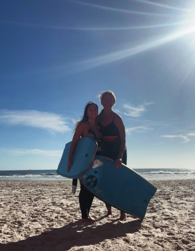 Dia de bodyboard com amiga na praia.