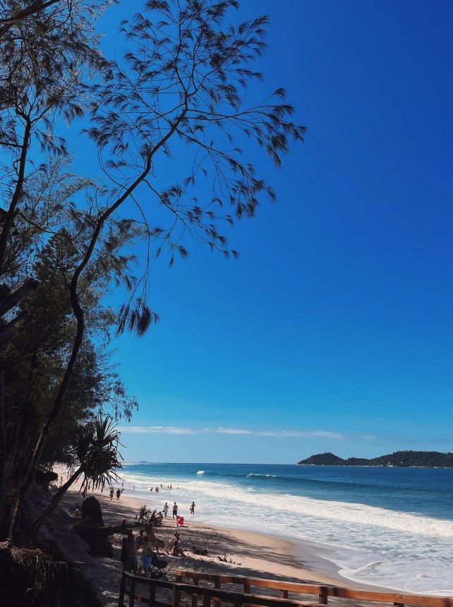 Praia num dia de céu azul.