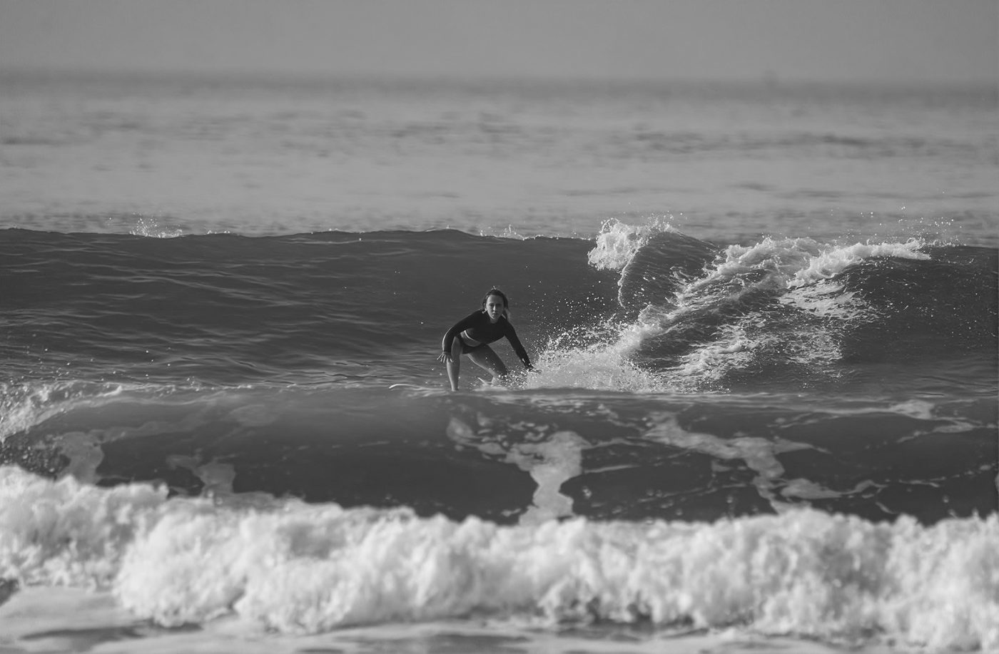 Surfista descendo uma onda