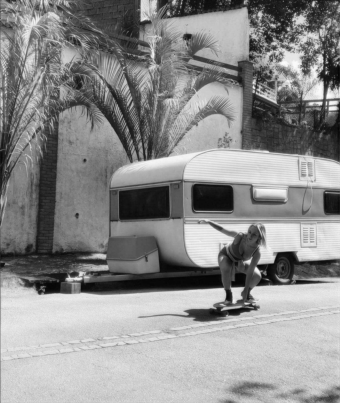 Andando de skate em frente a um trailer